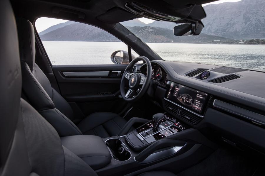Интерьер Porsche Cayenne Turbo 2017 года  (WW) (фото 19 из 45)